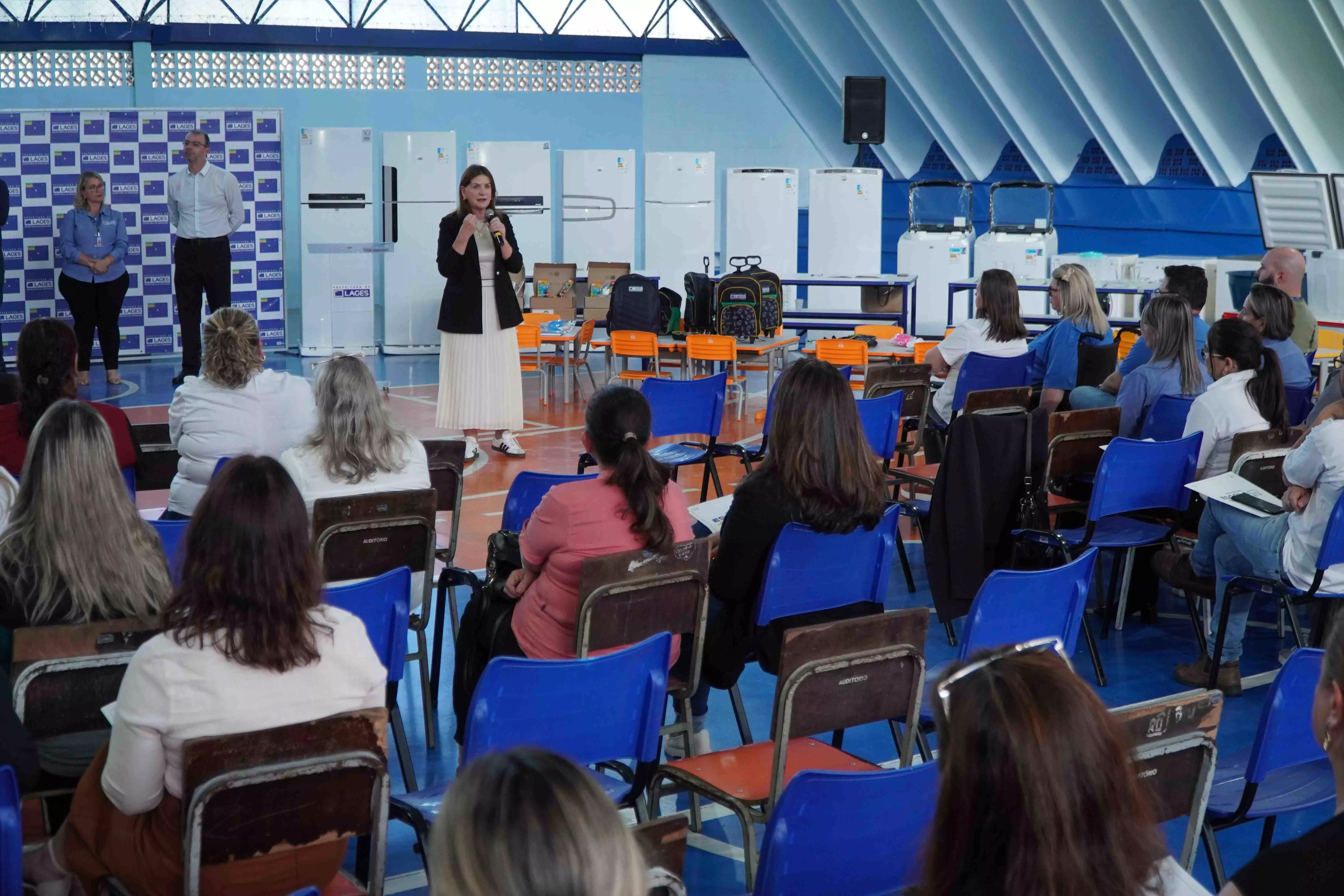  | Prefeitura de Lages entrega mais de 3 mil itens de cozinha, mobiliário e eletrodomésticos para as unidades de ensino municipais