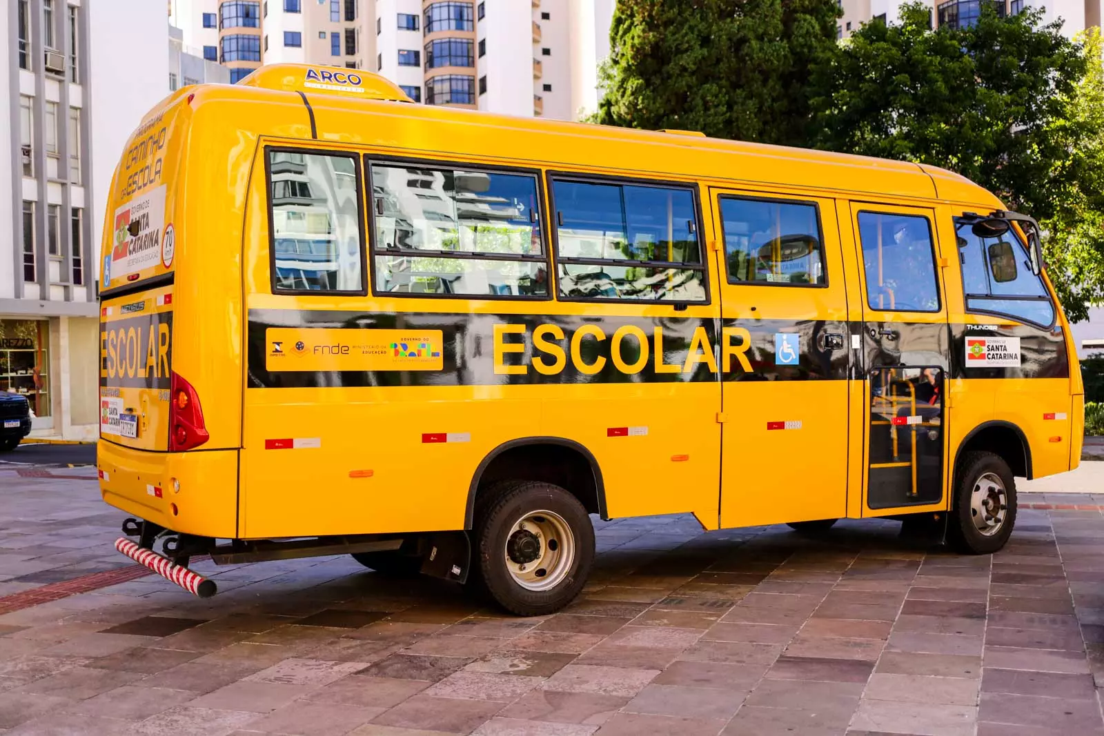 Secretaria da Educação recebe novo ônibus para reforçar transporte escolar