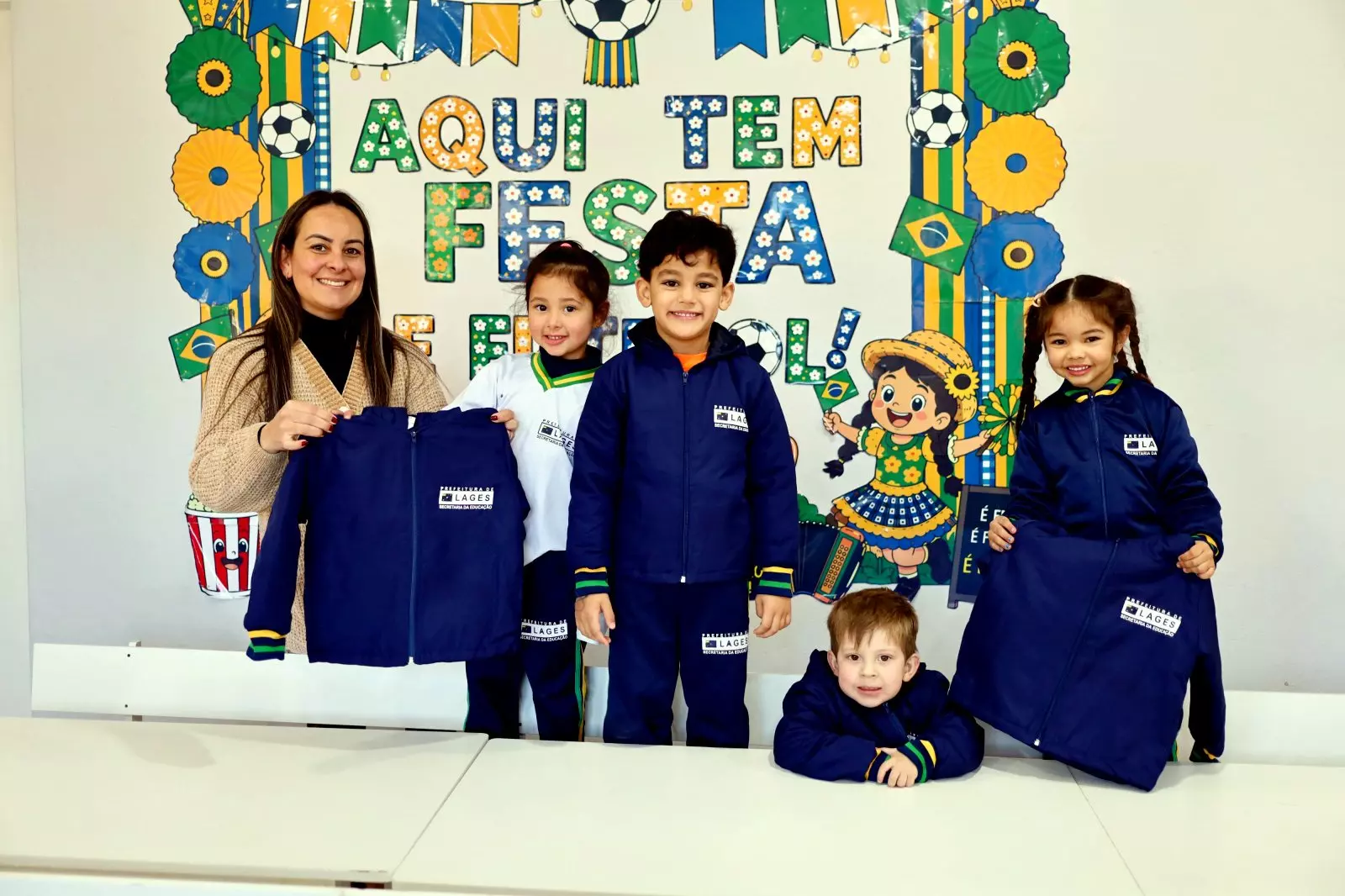 Lages inicia entrega de 15 mil jaquetas de inverno para crianças e estudantes do Sistema Municipal de Educação