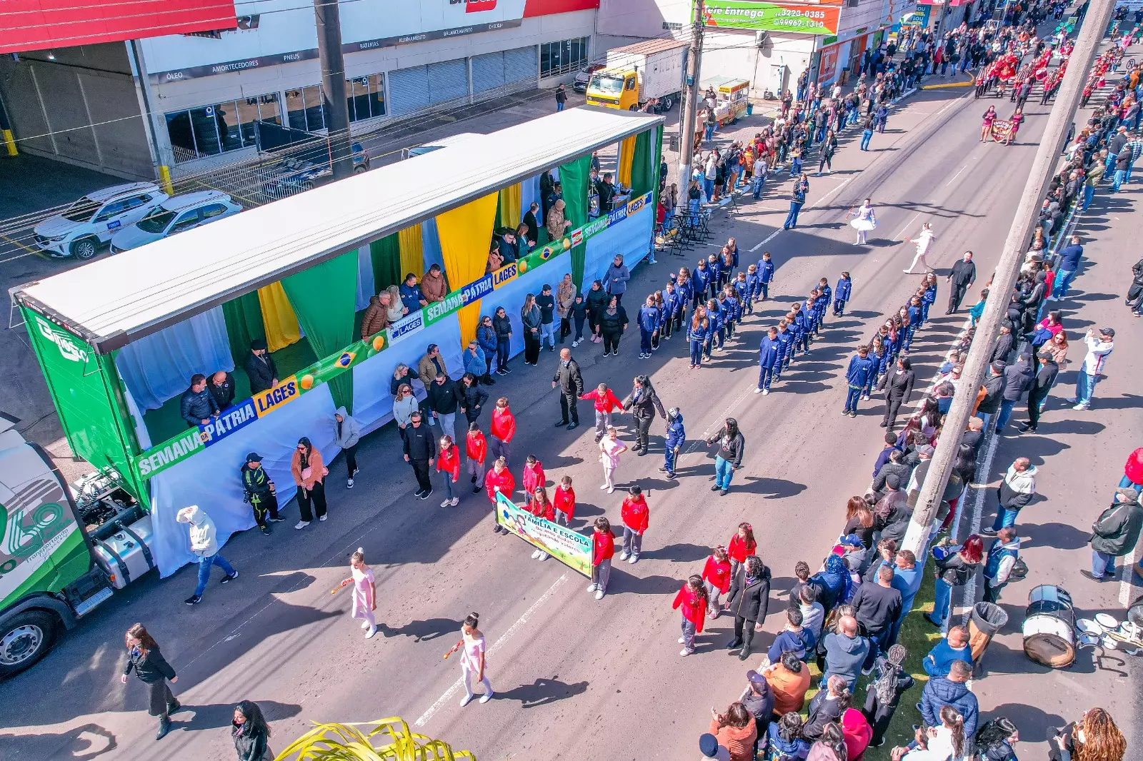 Crianças, estudantes e professores participam do Desfile Cívico na avenida Luiz de Camões, em Lages